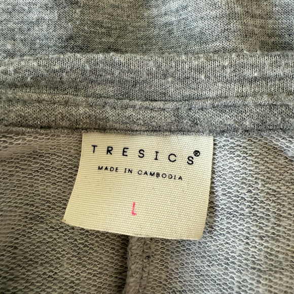 Tresics | Gray 3/4 Sleeve High-Low T-Shirt | Size Large - Picture 3 of 4